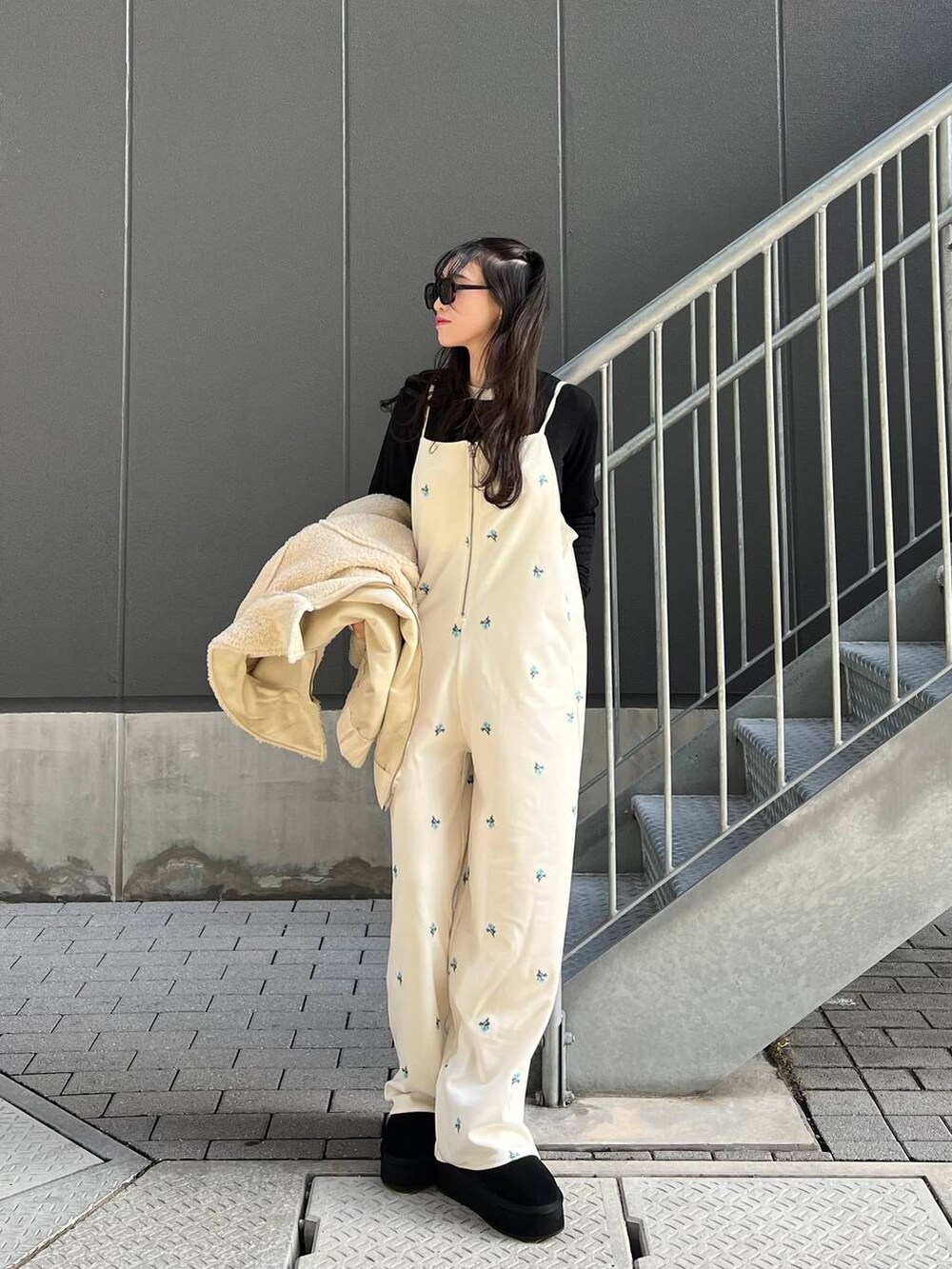 ブラック系のブーツ、ホワイト系のブルゾン、ブラック系のTシャツ/カットソーを着用したレディースの冬コーディネートの7枚目の写真