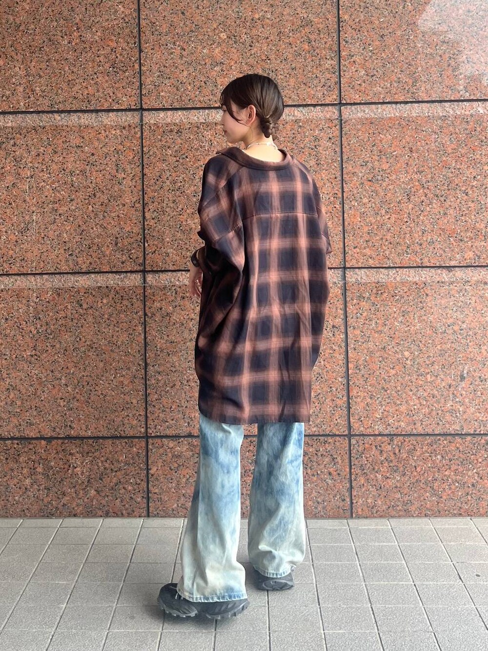 ブラウン系のシャツ/ブラウス、ブラック系のスニーカー、ブルー系のデニムパンツを着用したレディースの夏コーディネートの4枚目の写真