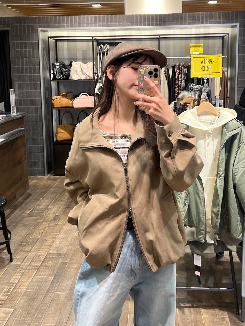 ホワイト系のTシャツ/カットソー、ブラック系のスニーカー、ブルー系のデニムパンツを着用したレディースの冬コーディネートの5枚目の写真