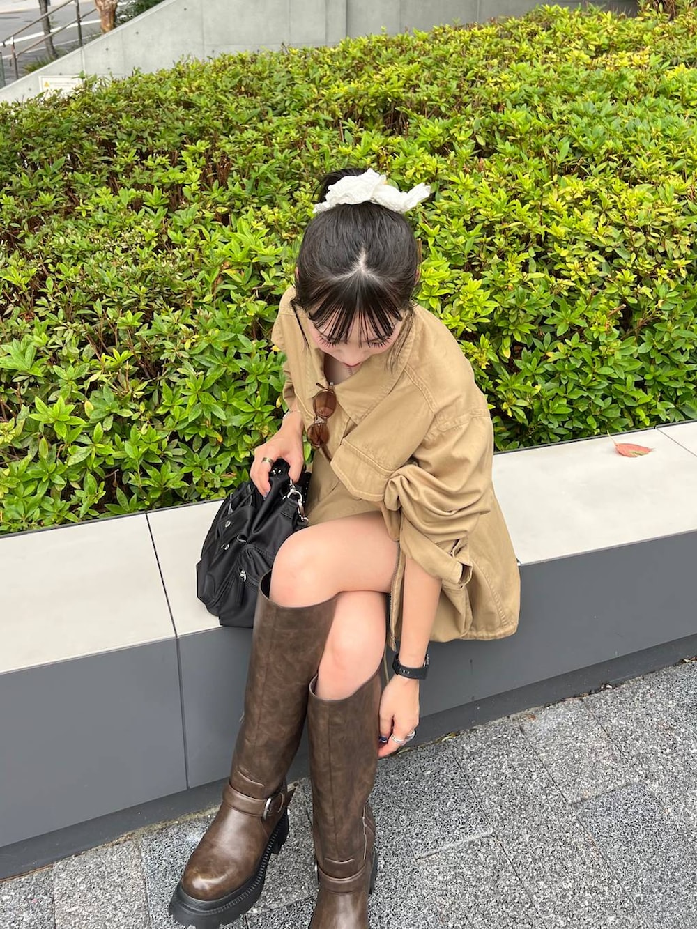 ブラック系のショルダーバッグ、ホワイト系のその他パンツ、ブラウン系のブーツを着用したレディースの夏コーディネートの8枚目の写真