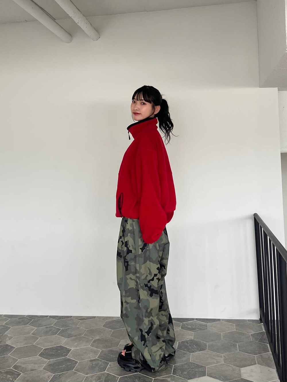 グリーン系のその他パンツ、ブラック系のサンダルを着用したレディースの夏コーディネートの5枚目の写真