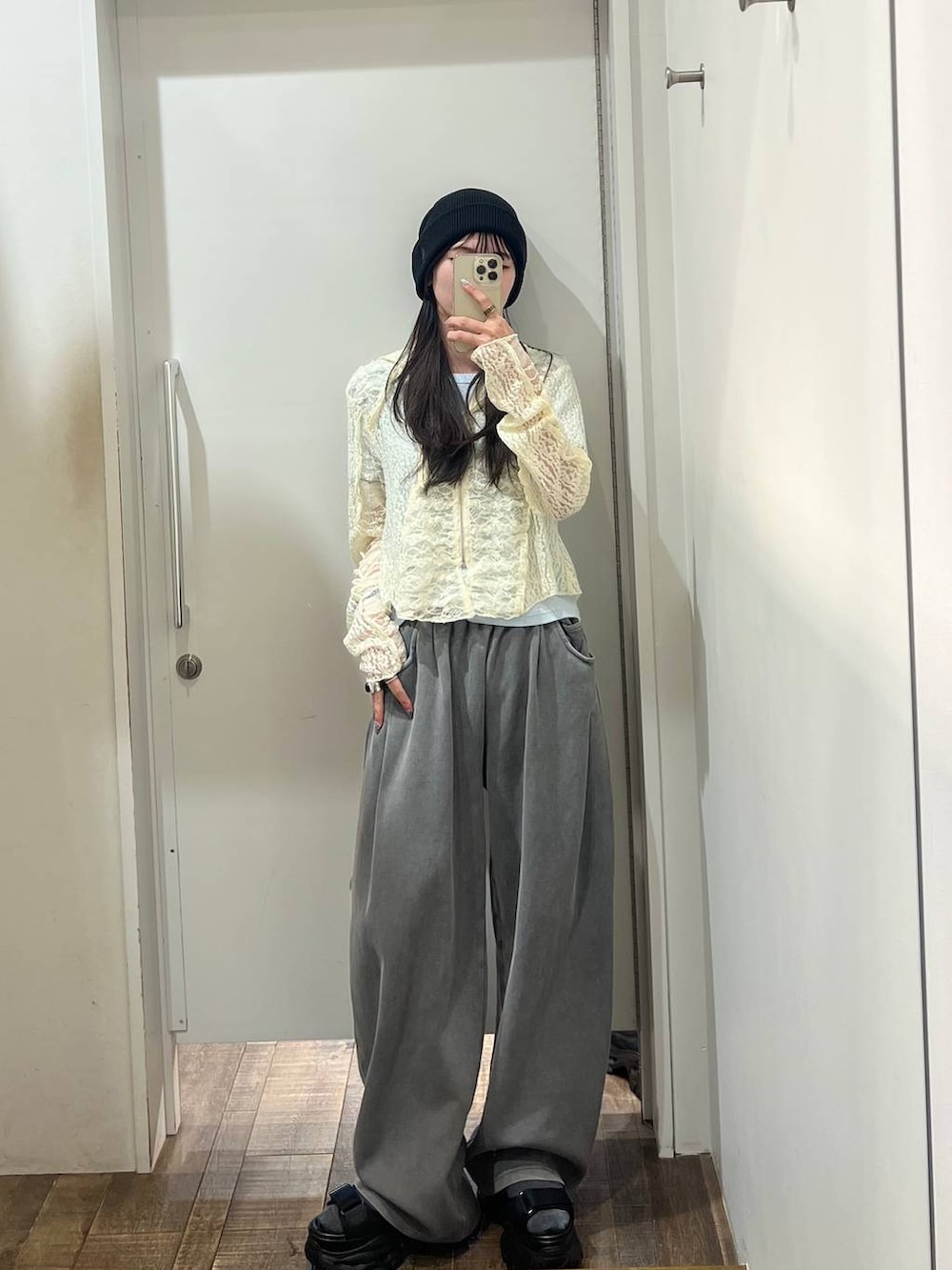 グレー系のスウェットパンツ、ホワイト系のパーカー、ブラック系のサンダルを着用したレディースの春コーディネートの5枚目の写真
