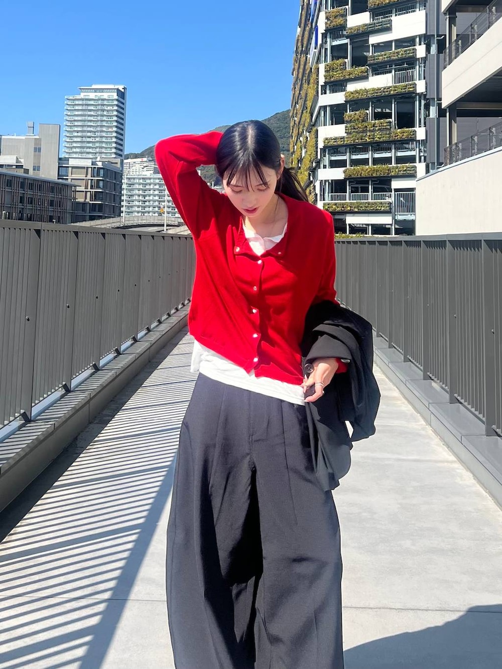 ホワイト系のTシャツ/カットソー、ブラック系のスニーカー、ブラック系のテーラードジャケットを着用したレディースの春コーディネートの6枚目の写真