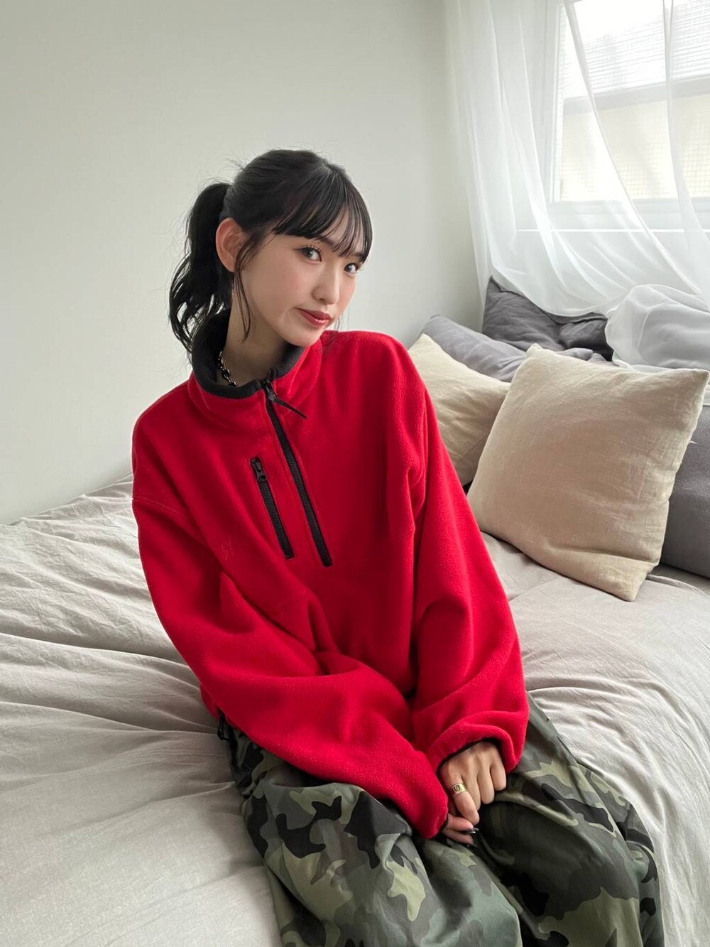 グリーン系のその他パンツ、ブラック系のサンダルを着用したレディースの夏コーディネートの4枚目の写真