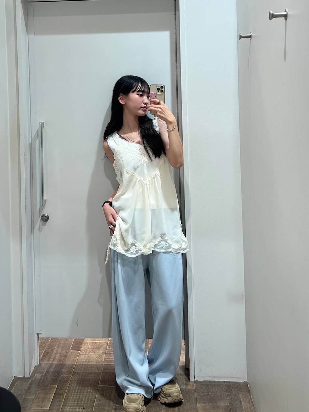ホワイト系のTシャツ/カットソー、ホワイト系のキャミソール、ベージュ系のローファーを着用したレディースの夏コーディネートの2枚目の写真
