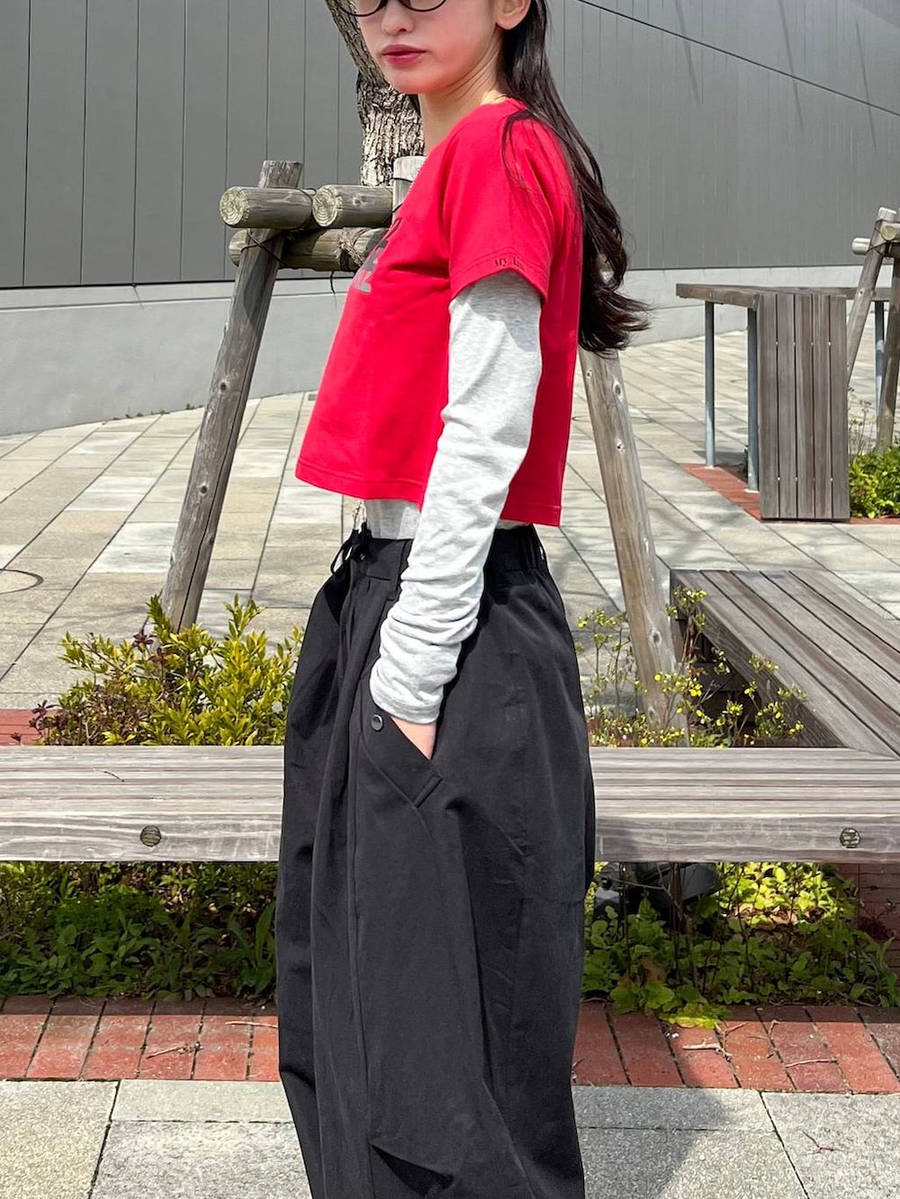 ブラック系のその他パンツ、ブラック系のハンチング/ベレー帽を着用したレディースの春コーディネートの8枚目の写真