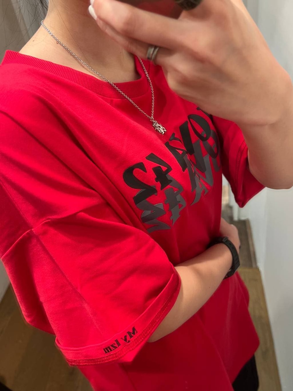 ブルー系のスニーカー、ブラック系のトートバッグ、ブラック系のその他パンツを着用したレディースの春コーディネートの5枚目の写真