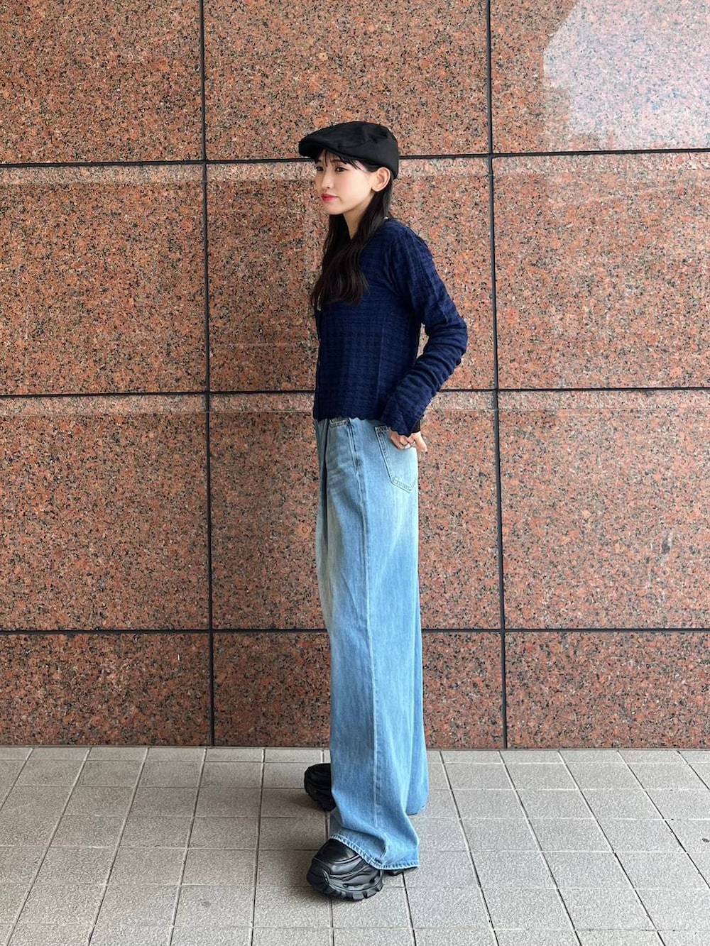 ブルー系のデニムパンツ、ブラック系のローファー、ブルー系のカーディガン/ボレロを着用したレディースの秋コーディネートの3枚目の写真