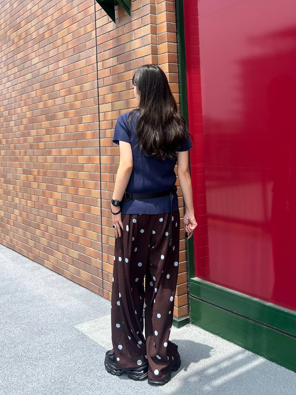 ブラウン系のその他パンツ、ブラック系のサンダル、ブラック系のボディバッグ/ウエストポーチを着用したレディースの夏コーディネートの4枚目の写真