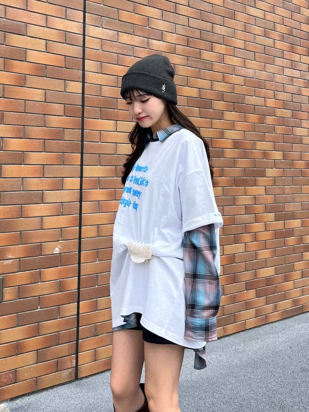 ブルー系のシャツ/ブラウス、ブラウン系のブーツ、ブラック系のスウェットパンツを着用したレディースの春コーディネートの2枚目の写真