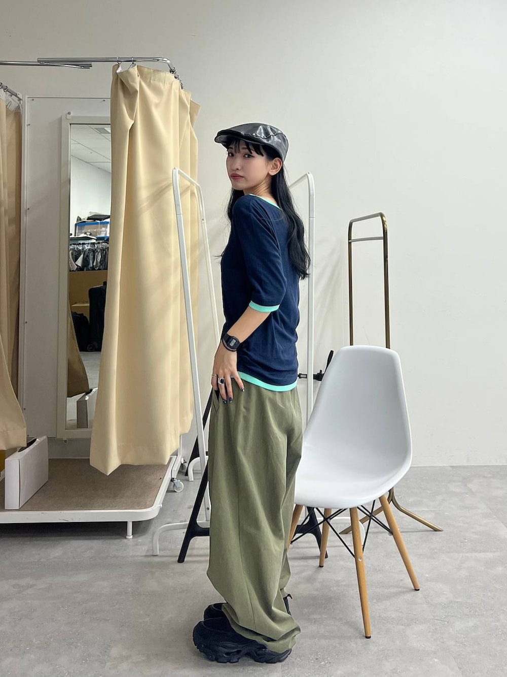 ブルー系のTシャツ/カットソー、ブラック系のローファー、グリーン系のその他パンツを着用したレディースの夏コーディネートの2枚目の写真
