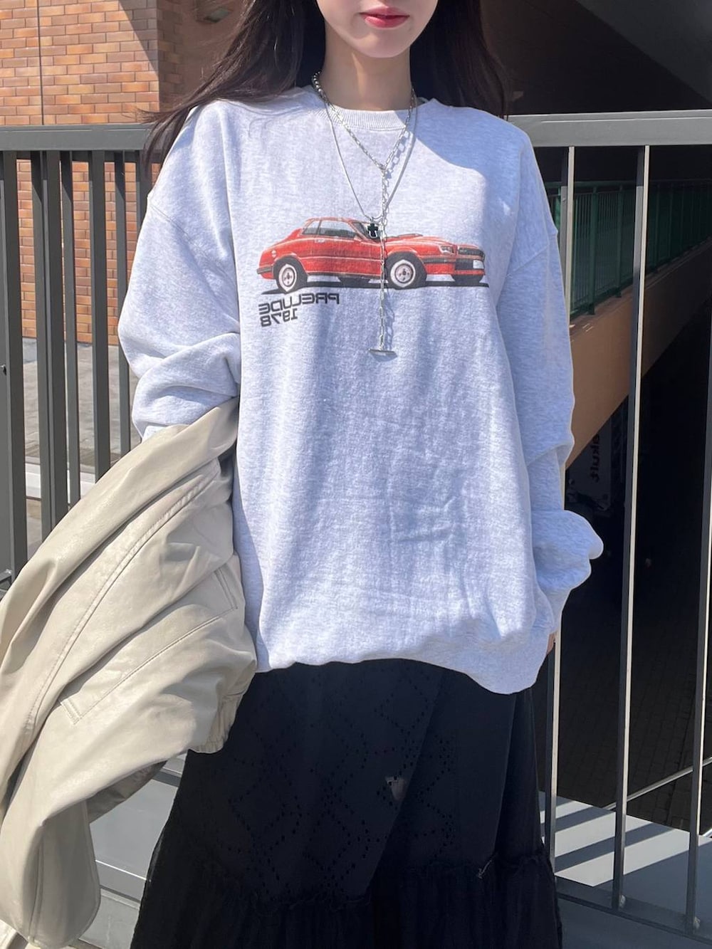 ブルー系のスニーカー、グレー系のスウェット、ベージュ系のブルゾンを着用したレディースの春コーディネートの3枚目の写真