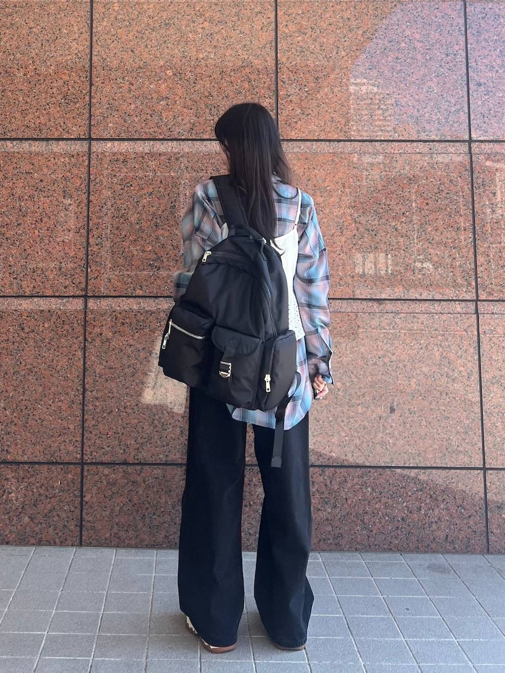 ブルー系のシャツ/ブラウス、ホワイト系のTシャツ/カットソー、ブラック系のスニーカーを着用したレディースの春コーディネートの5枚目の写真