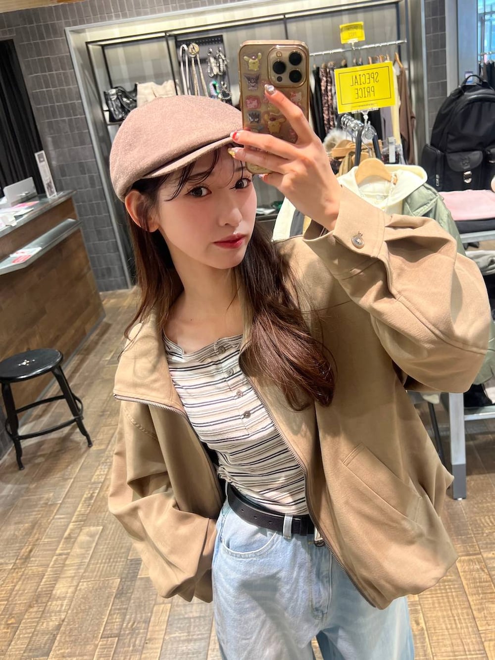 ホワイト系のTシャツ/カットソー、ブラック系のスニーカー、ブルー系のデニムパンツを着用したレディースの冬コーディネートの3枚目の写真