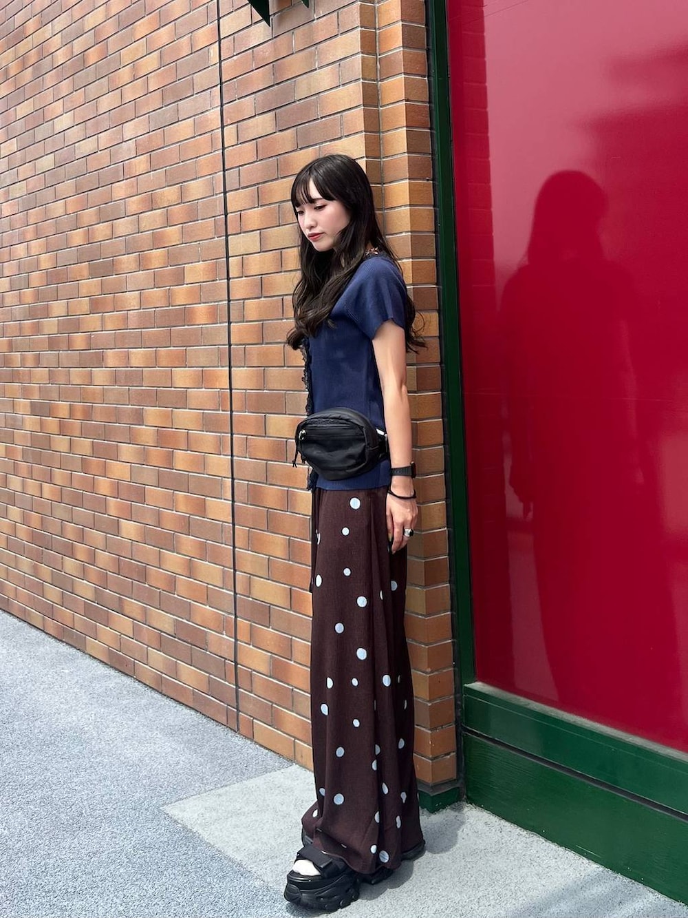 ブラウン系のその他パンツ、ブラック系のサンダル、ブラック系のボディバッグ/ウエストポーチを着用したレディースの夏コーディネートの2枚目の写真