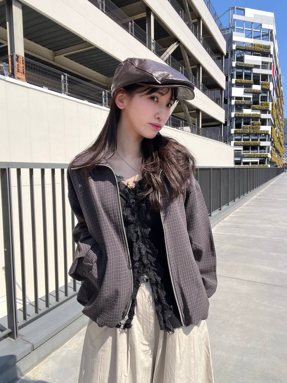 ブラック系のローファー、ブルー系のブルゾン、ブラック系のカーディガン/ボレロを着用したレディースの春コーディネートの3枚目の写真