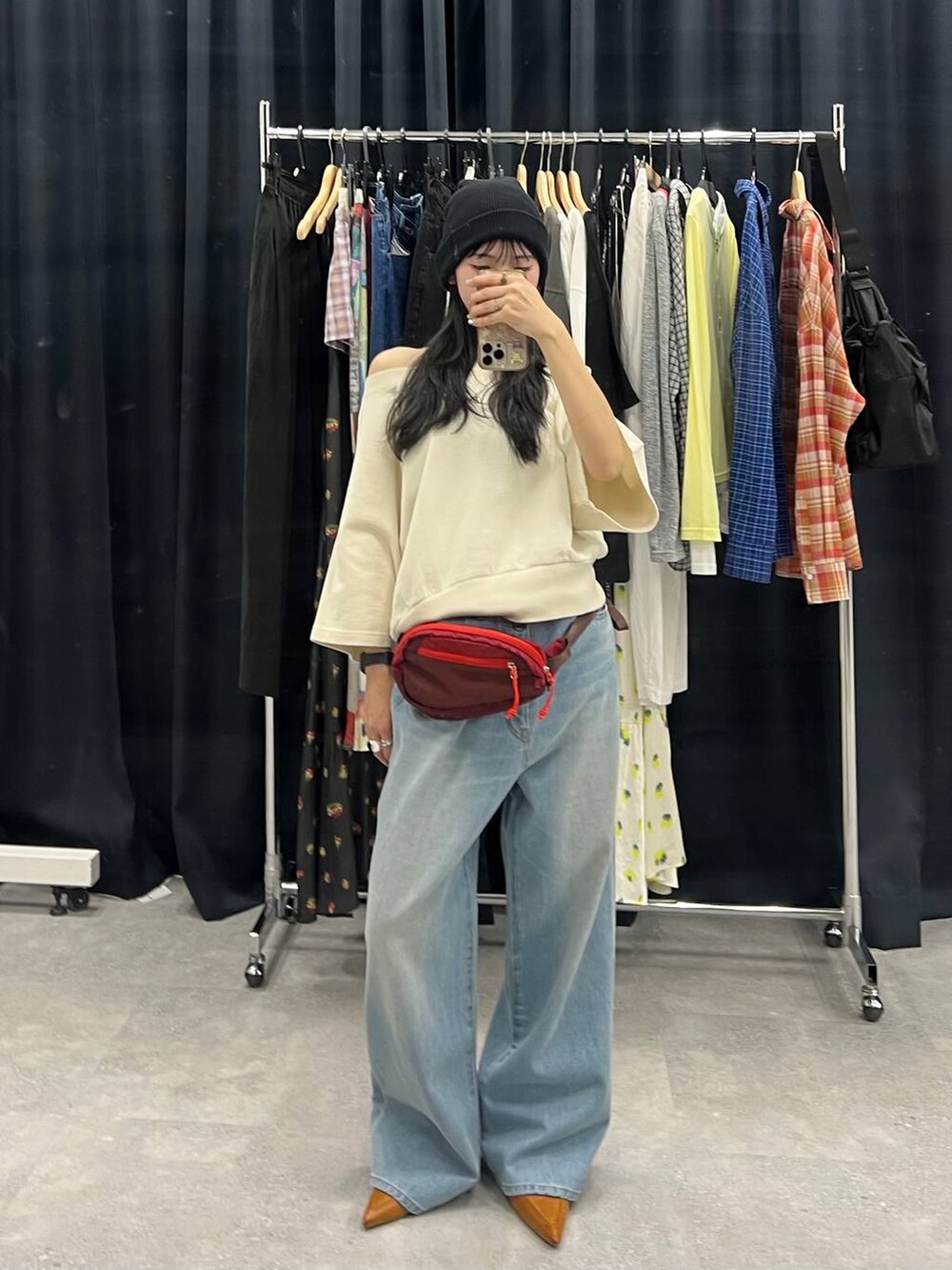 ブラウン系のパンプス、ブルー系のデニムパンツ、ホワイト系のTシャツ/カットソーを着用したレディースの冬コーディネートの5枚目の写真