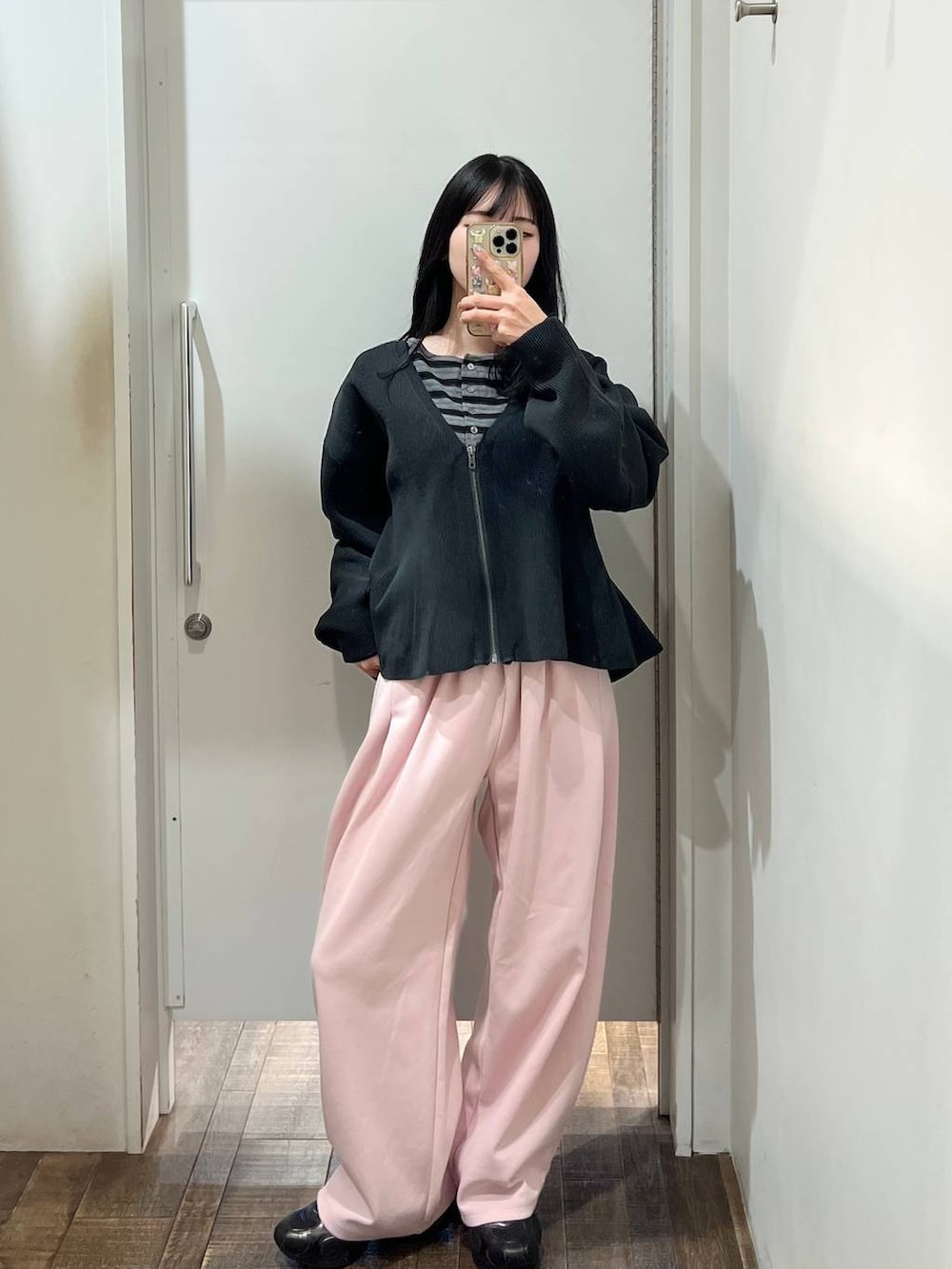 ブラック系のTシャツ/カットソー、ブラック系のカーディガン/ボレロ、ピンク系のスウェットパンツを着用したレディースの春コーディネートの3枚目の写真