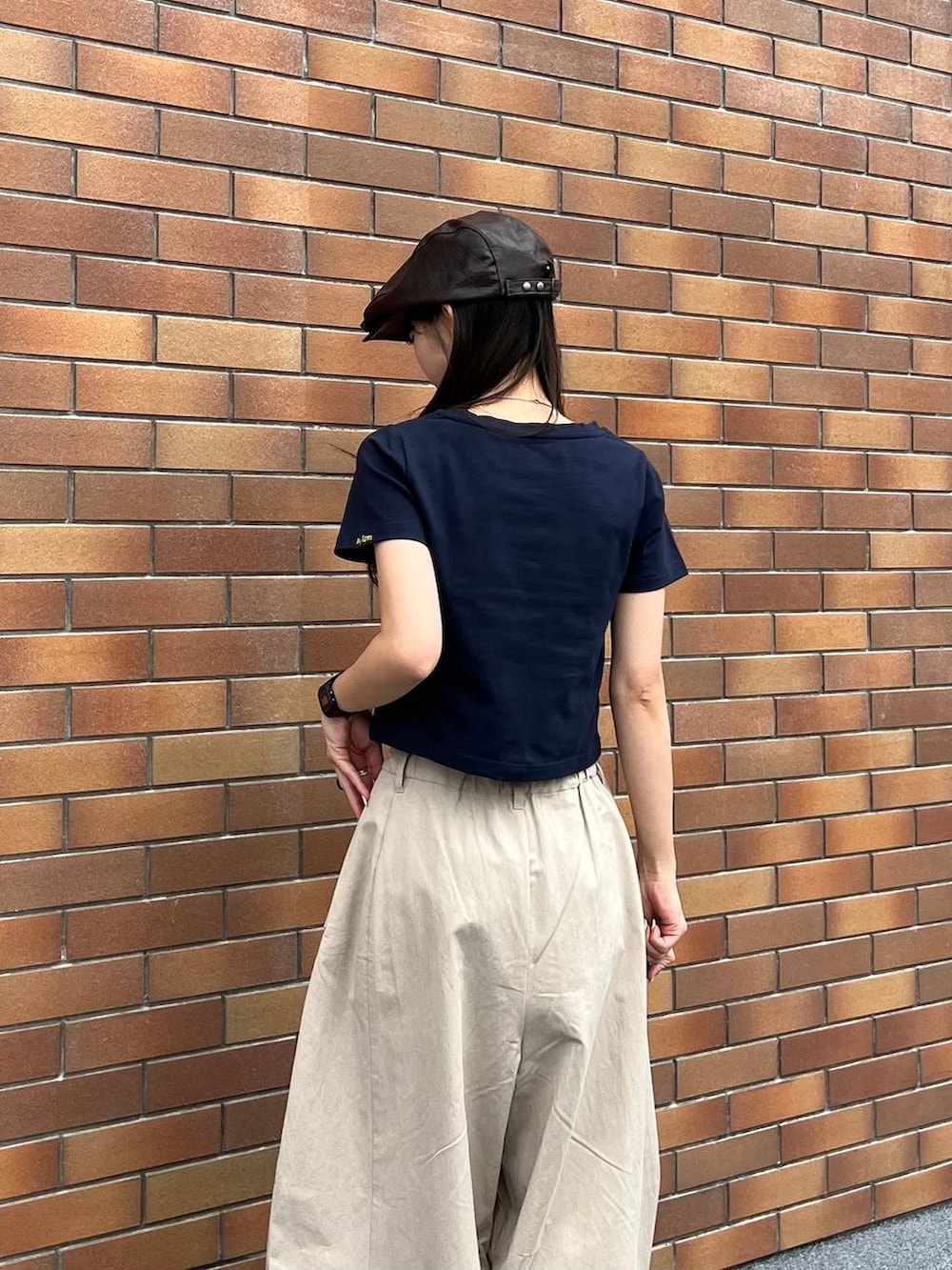 ベージュ系のその他パンツ、ブラウン系のハンチング/ベレー帽を着用したレディースの春コーディネートの3枚目の写真