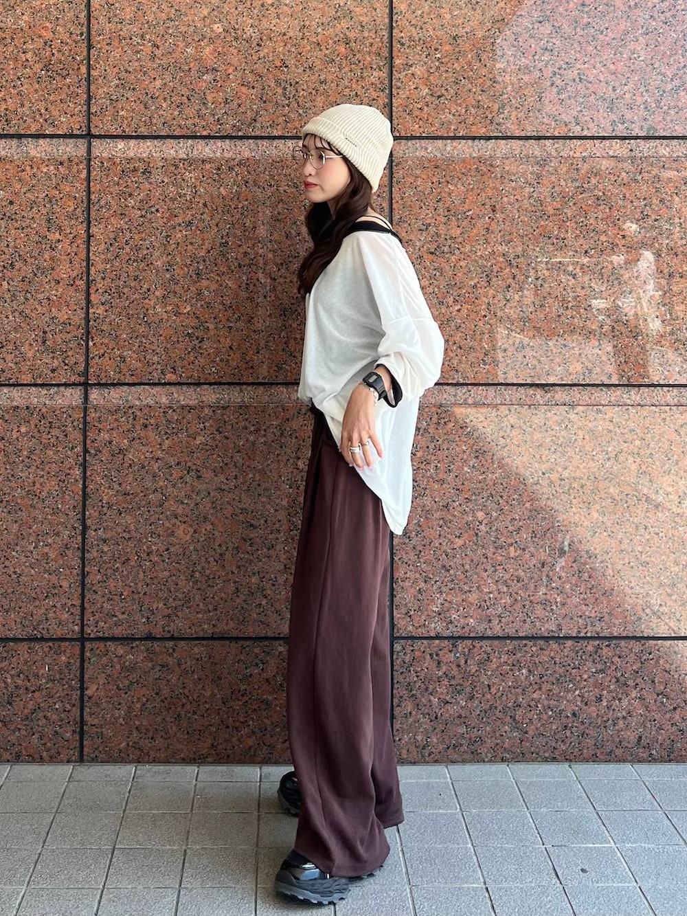 ブラック系のスニーカー、ブラウン系のスウェットパンツ、ホワイト系のTシャツ/カットソーを着用したレディースの夏コーディネートの4枚目の写真