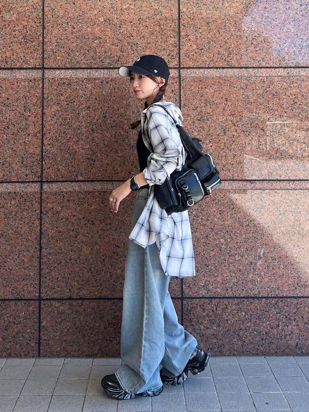 ホワイト系のシャツ/ブラウス、ブルー系のデニムパンツ、ブラック系のショルダーバッグを着用したレディースの夏コーディネートの3枚目の写真