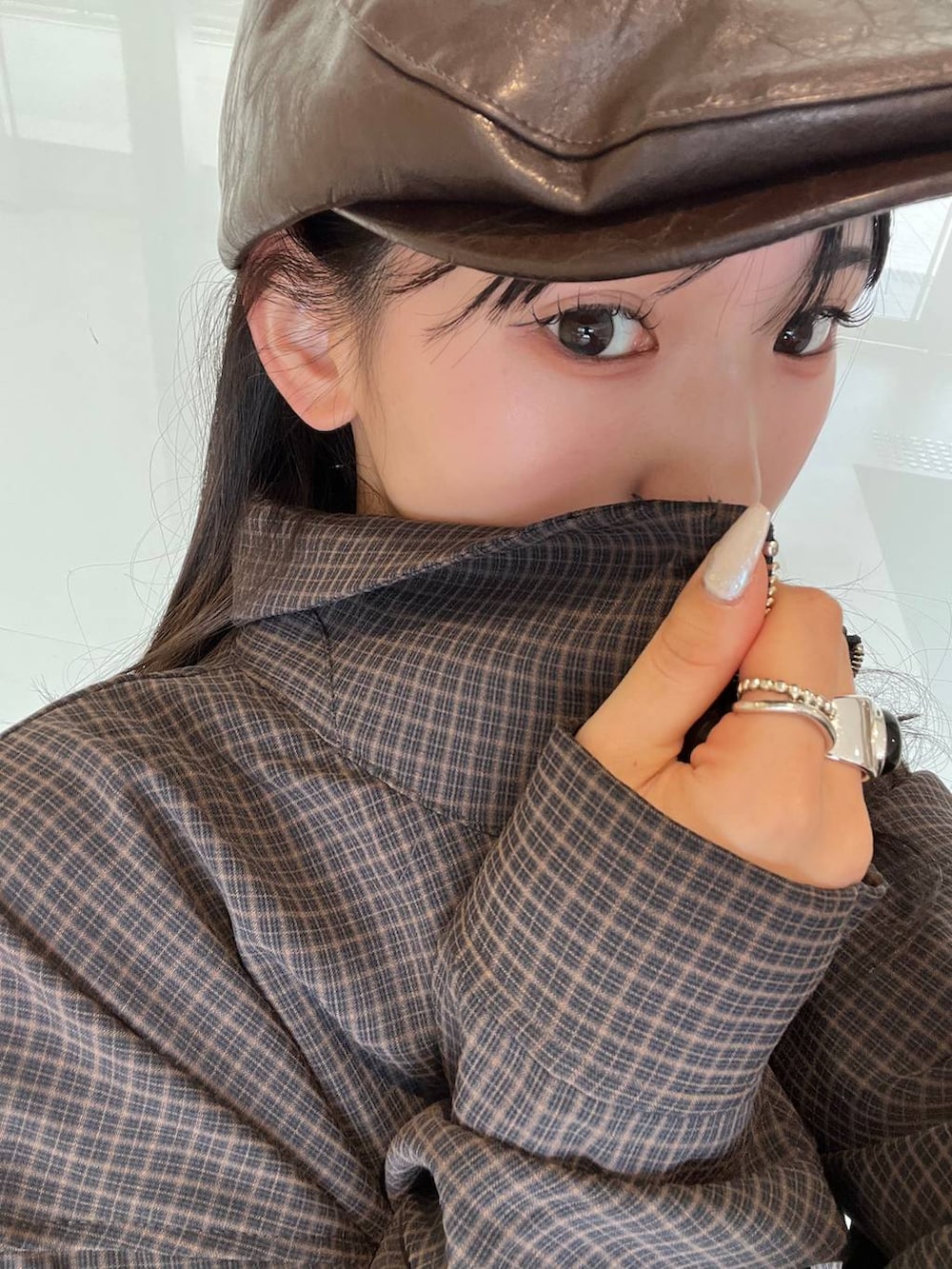 ブラック系のローファー、ブルー系のブルゾン、ブラック系のカーディガン/ボレロを着用したレディースの春コーディネートの7枚目の写真