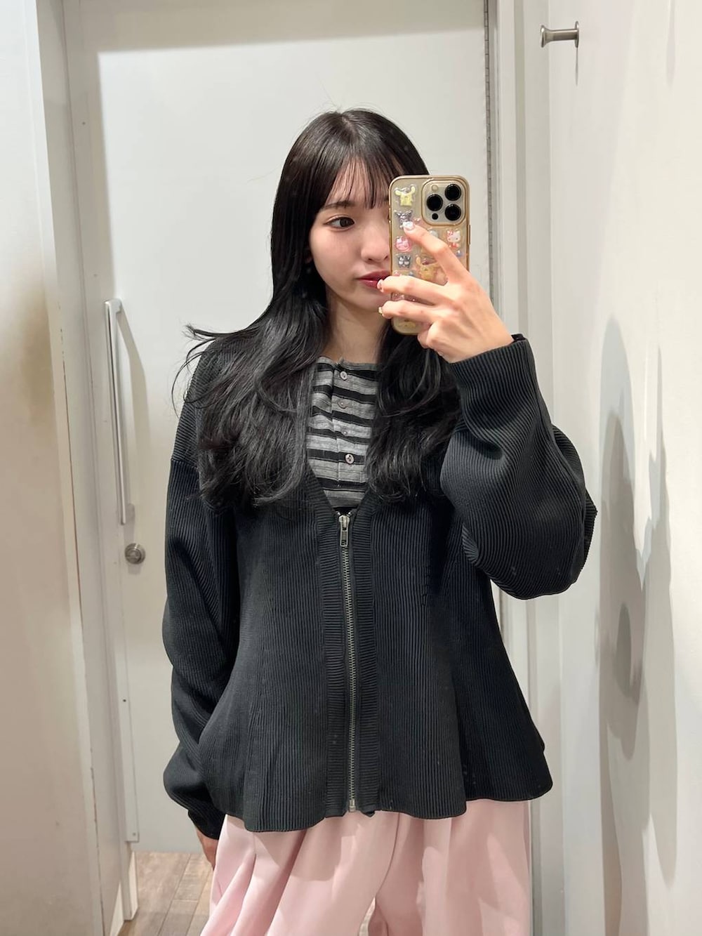 ブラック系のTシャツ/カットソー、ブラック系のカーディガン/ボレロ、ピンク系のスウェットパンツを着用したレディースの春コーディネートの2枚目の写真