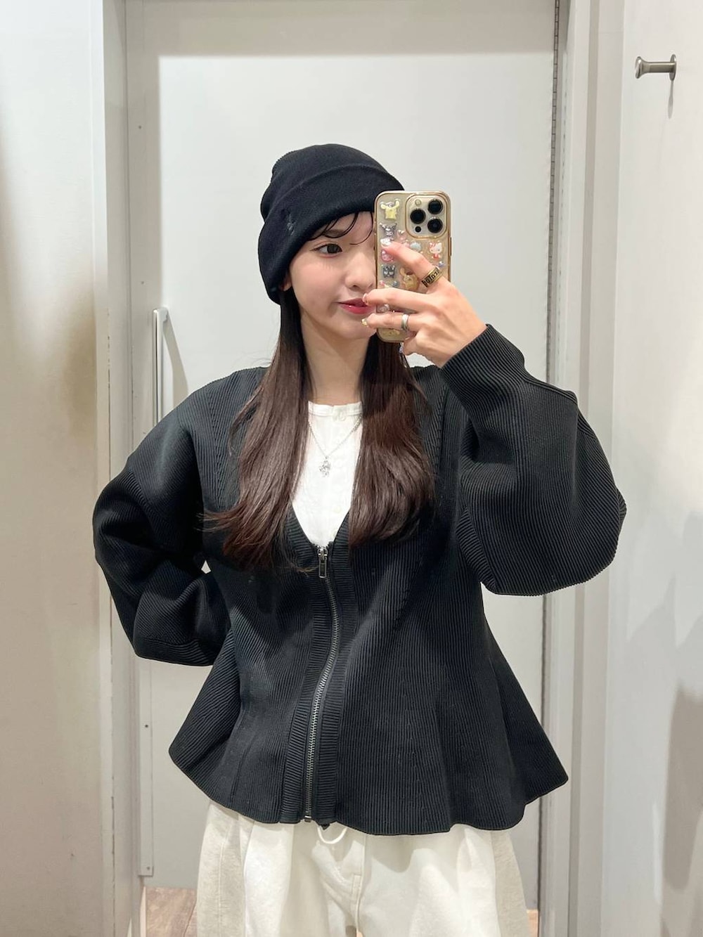 ホワイト系のTシャツ/カットソー、ホワイト系のデニムパンツ、ブラック系のローファーを着用したレディースの冬コーディネートの2枚目の写真