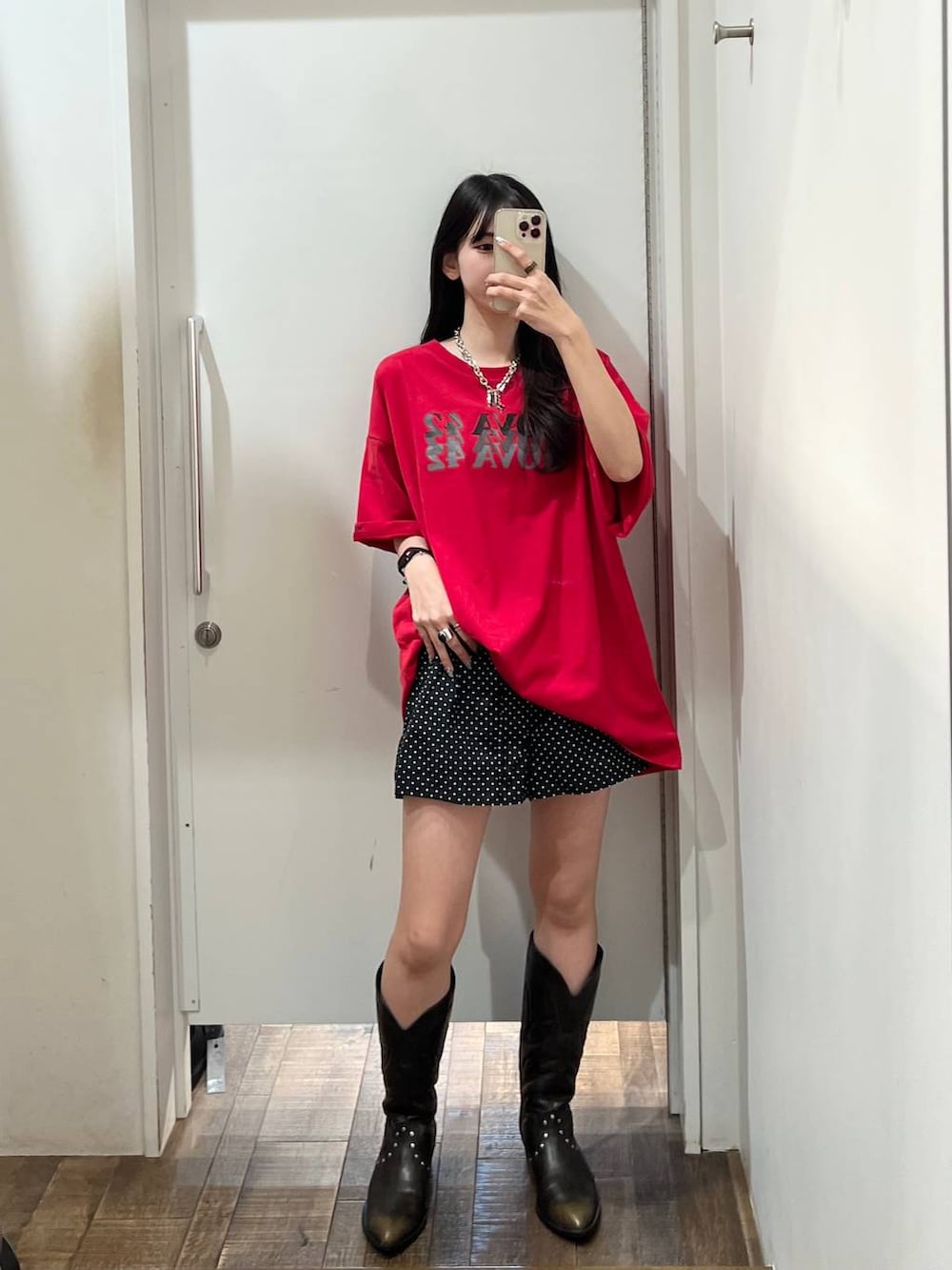 ブラック系のブーツ、レッド系のTシャツ/カットソーを着用したレディースの春コーディネートの4枚目の写真