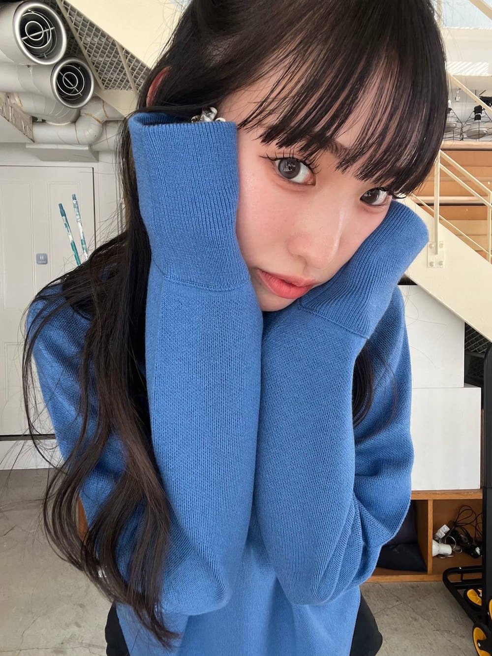ブラック系のその他パンツ、ブラック系のショルダーバッグ、ブルー系のニット/セーターを着用したレディースの秋コーディネートの4枚目の写真