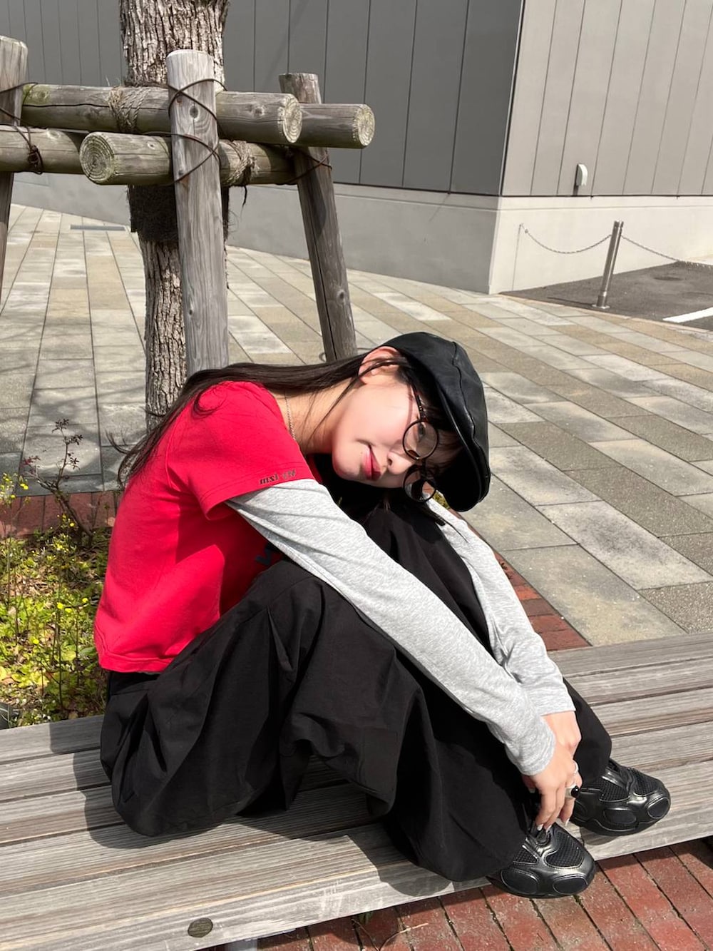 ブラック系のその他パンツ、ブラック系のハンチング/ベレー帽を着用したレディースの春コーディネートの5枚目の写真