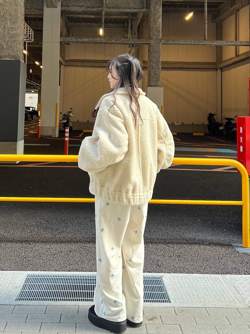 ブラック系のブーツ、ホワイト系のブルゾン、ブラック系のTシャツ/カットソーを着用したレディースの冬コーディネートの6枚目の写真