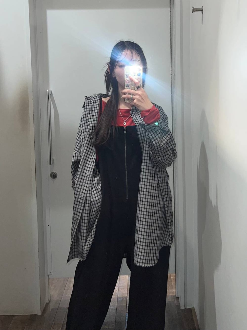 ブラック系のシャツ/ブラウス、ブラック系のサロペット/オーバーオールを着用したレディースの冬コーディネートの4枚目の写真