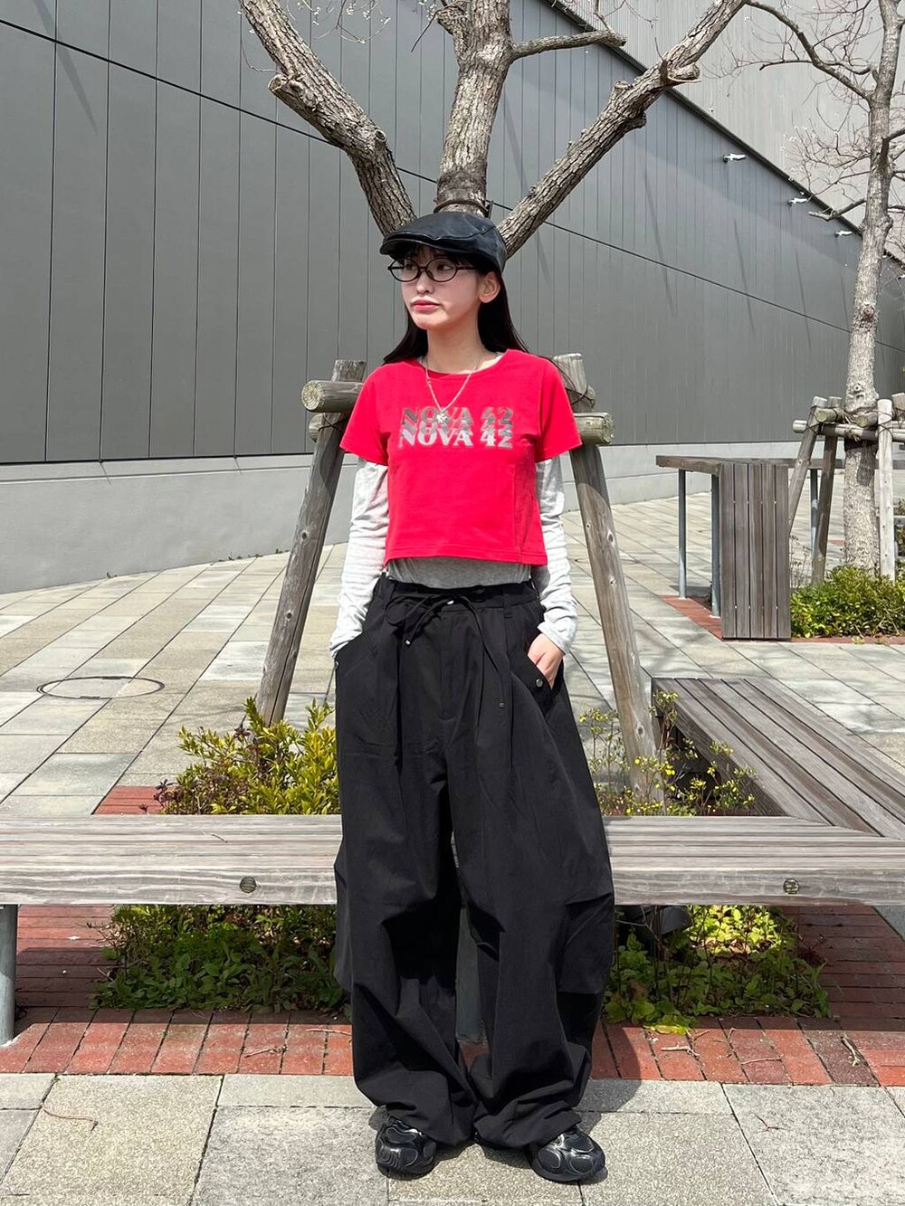 ブラック系のその他パンツ、ブラック系のハンチング/ベレー帽を着用したレディースの春コーディネートの9枚目の写真