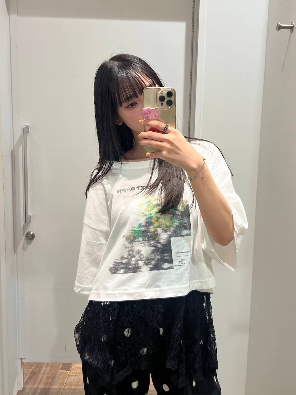 ブラック系のその他パンツ、ブラック系のパンプス、ブラック系のキャミソールを着用したレディースの夏コーディネートの4枚目の写真