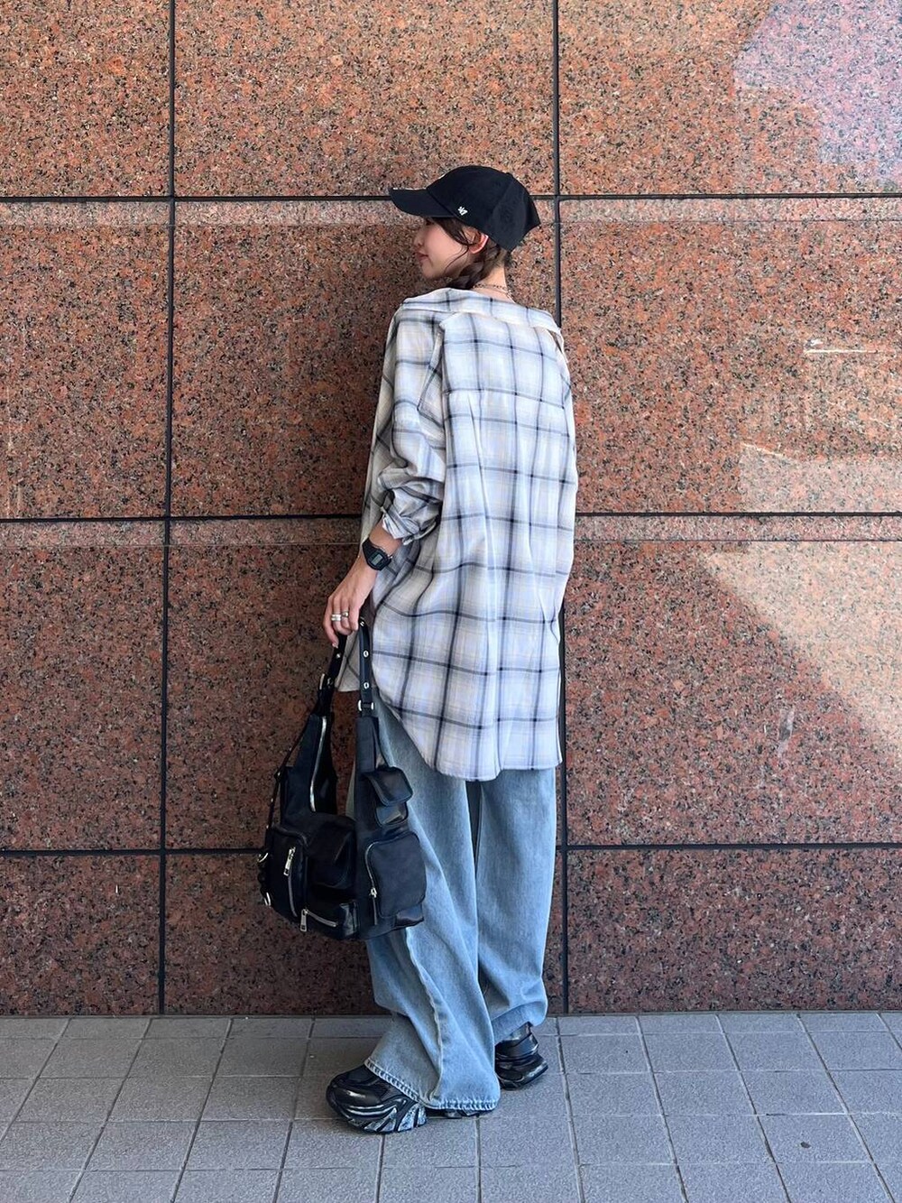 ホワイト系のシャツ/ブラウス、ブルー系のデニムパンツ、ブラック系のショルダーバッグを着用したレディースの夏コーディネートの4枚目の写真