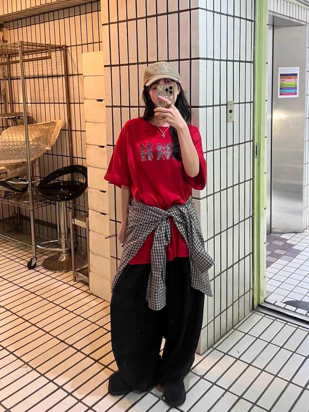 ブラック系のシャツ/ブラウス、ブラック系のモカシン/デッキシューズ、ブラック系のスラックスを着用したレディースの春コーディネートの3枚目の写真