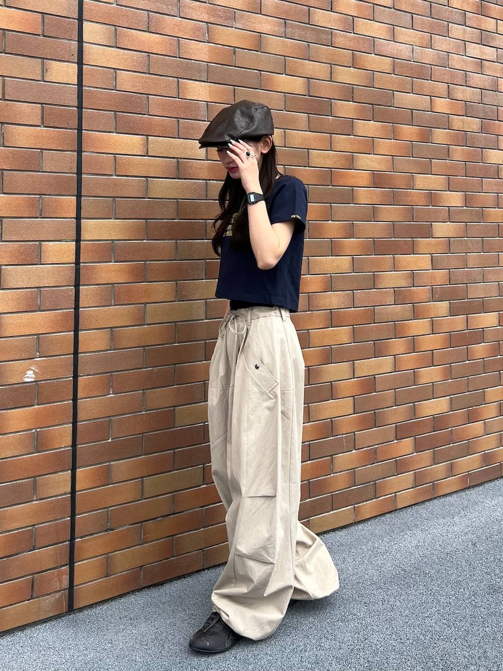 ベージュ系のその他パンツ、ブラウン系のハンチング/ベレー帽を着用したレディースの春コーディネートの4枚目の写真