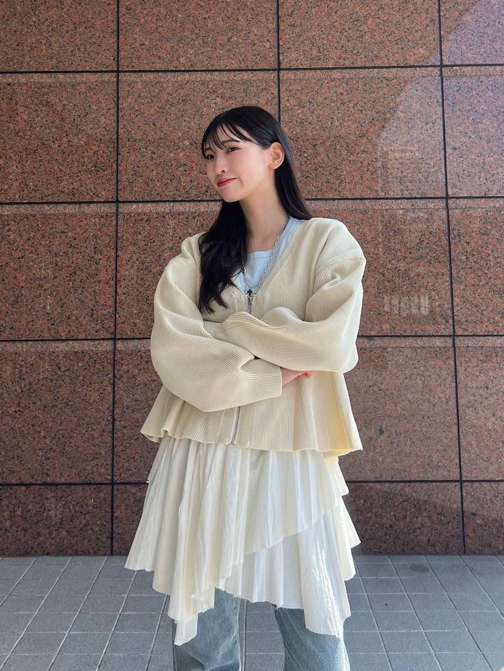 ブルー系のデニムパンツ、ブラック系のモカシン/デッキシューズ、ホワイト系のカーディガン/ボレロを着用したレディースの春コーディネートの5枚目の写真