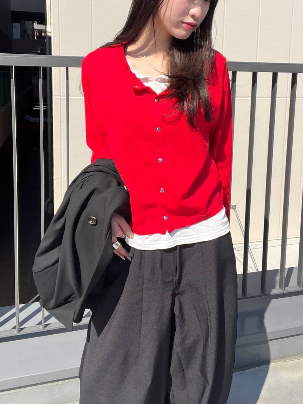 ホワイト系のTシャツ/カットソー、ブラック系のスニーカー、ブラック系のテーラードジャケットを着用したレディースの春コーディネートの3枚目の写真