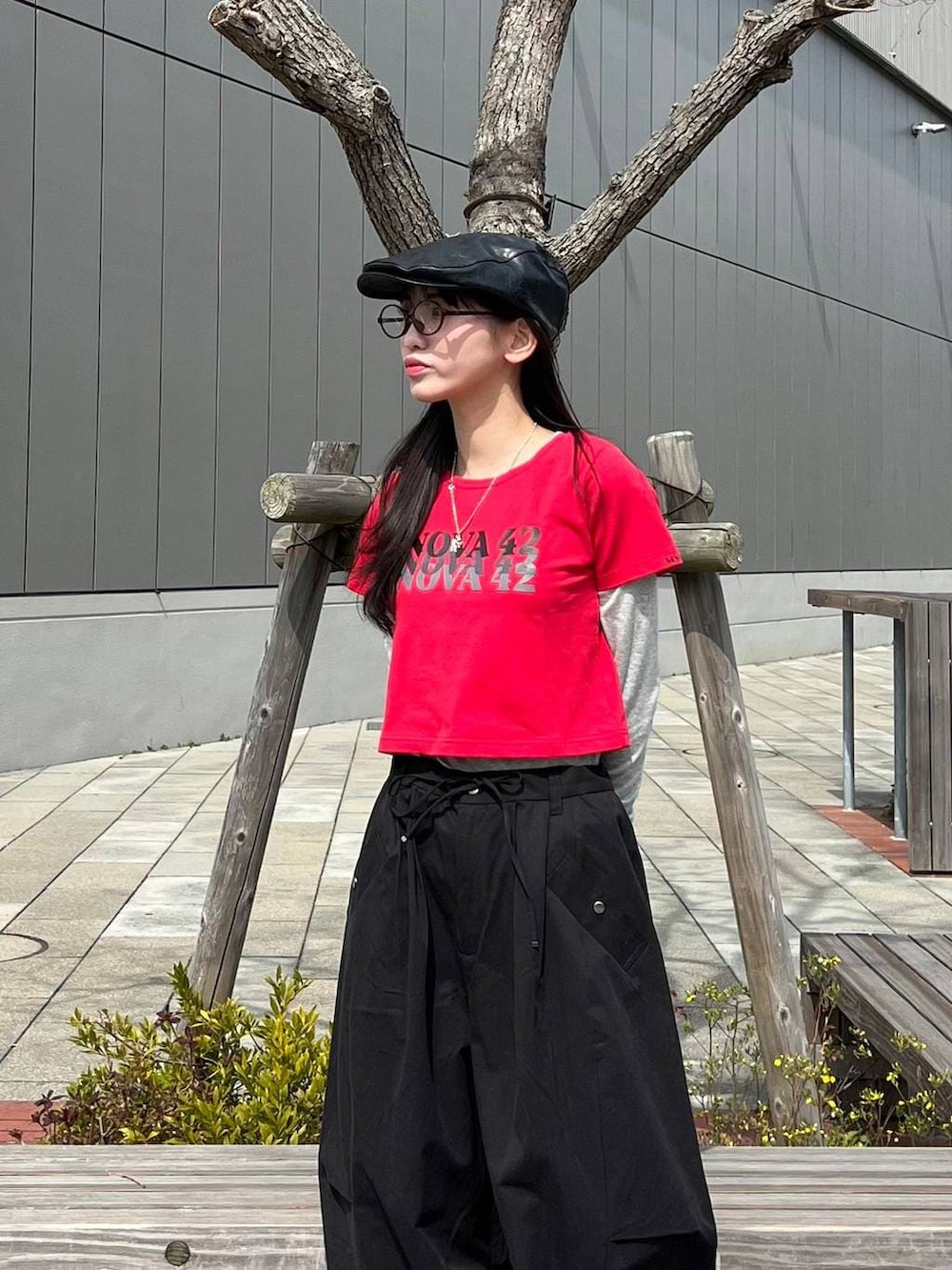 ブラック系のその他パンツ、ブラック系のハンチング/ベレー帽を着用したレディースの春コーディネートの10枚目の写真