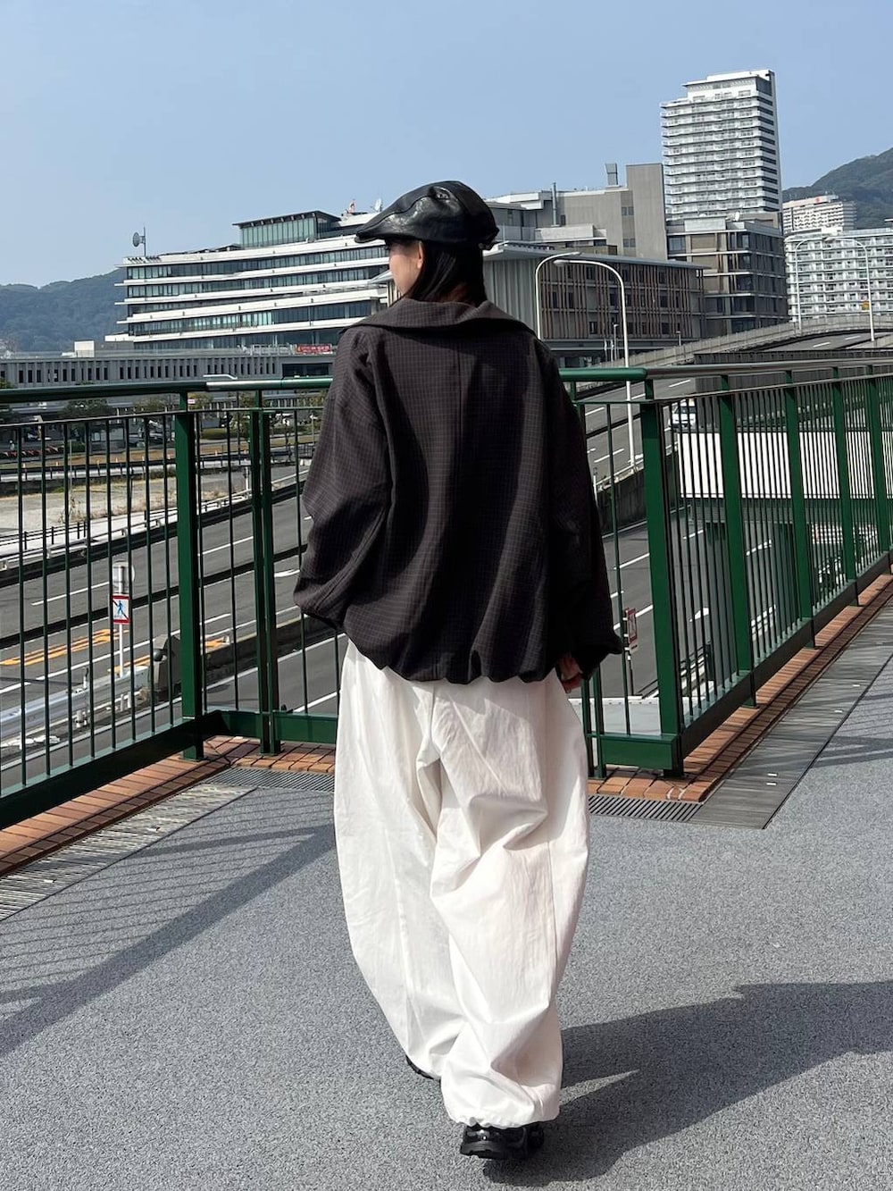 ブラック系のローファー、ブルー系のブルゾン、ブラック系のカーディガン/ボレロを着用したレディースの春コーディネートの5枚目の写真