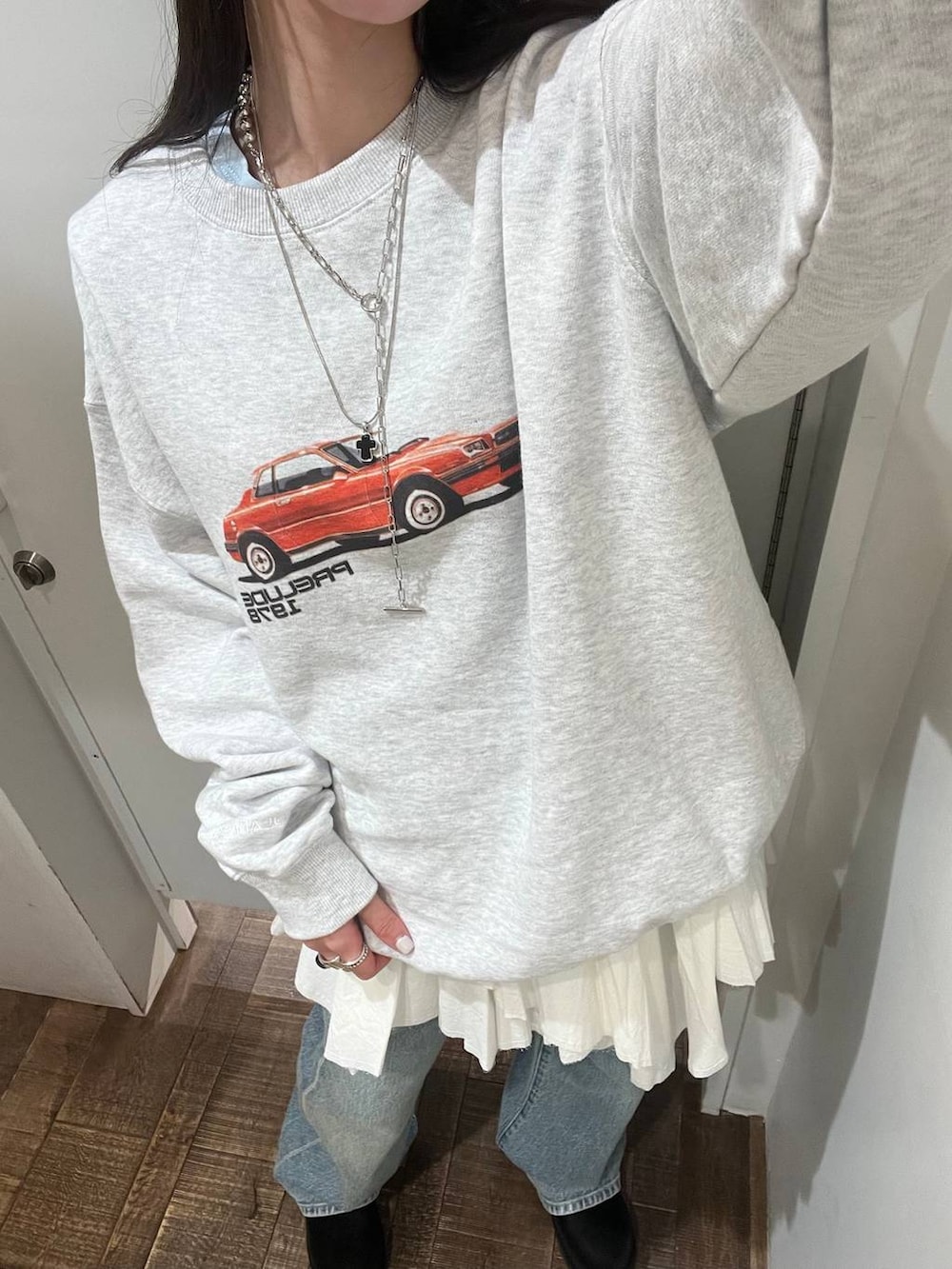 グレー系のスウェット、ブルー系のデニムパンツ、ブラック系のモカシン/デッキシューズを着用したレディースの春コーディネートの3枚目の写真