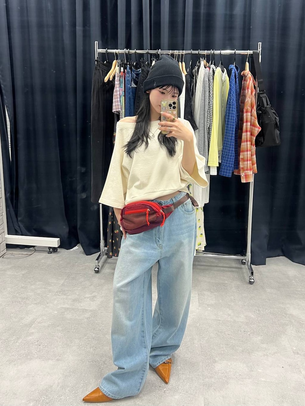 ブラウン系のパンプス、ブルー系のデニムパンツ、ホワイト系のTシャツ/カットソーを着用したレディースの冬コーディネートの3枚目の写真