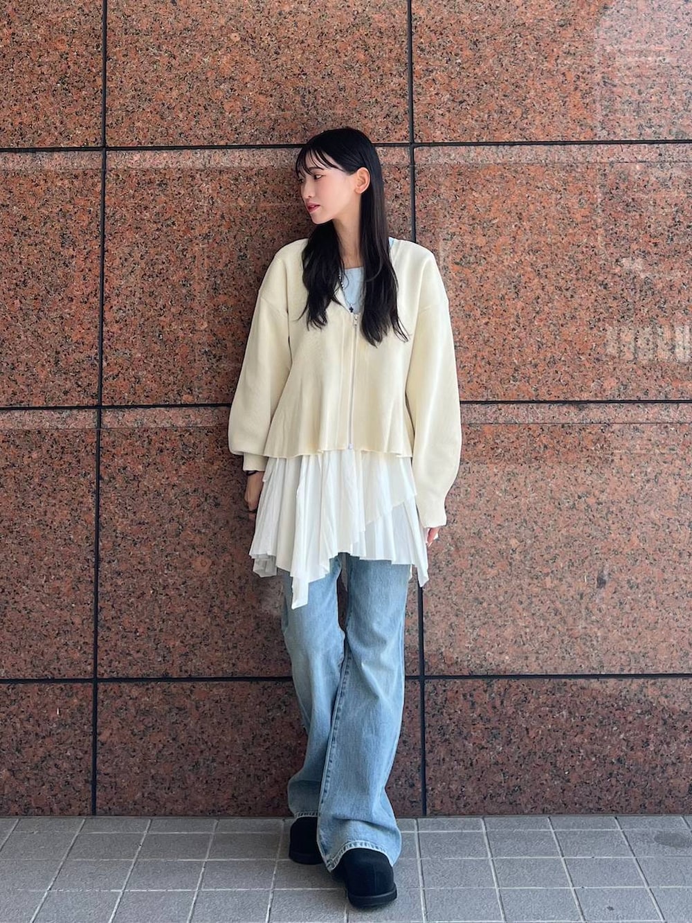 ブルー系のデニムパンツ、ブラック系のモカシン/デッキシューズ、ホワイト系のカーディガン/ボレロを着用したレディースの春コーディネートの6枚目の写真