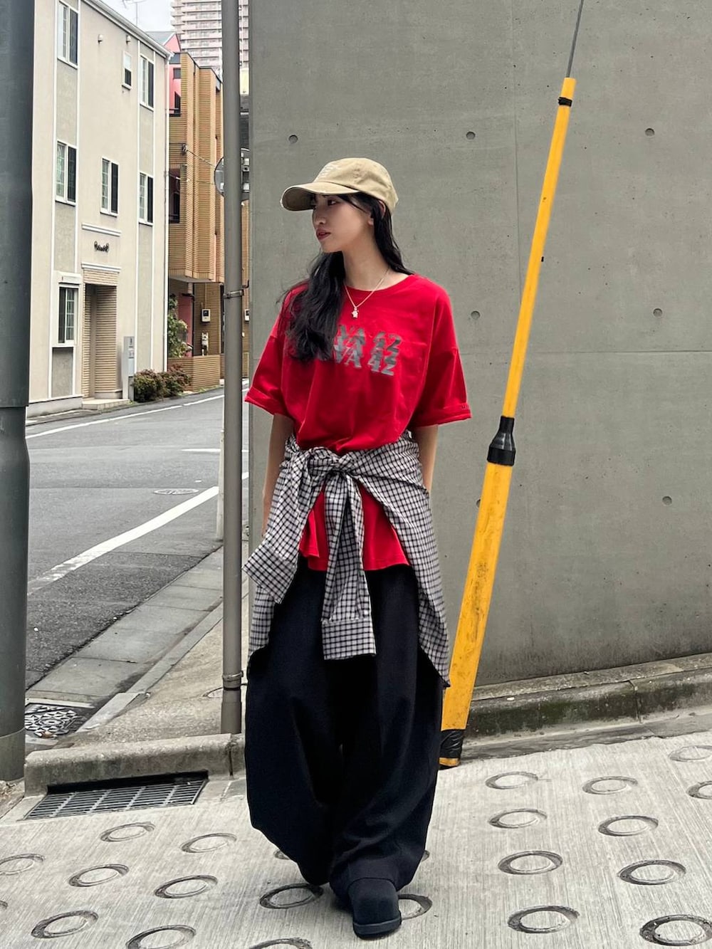 ブラック系のシャツ/ブラウス、ブラック系のモカシン/デッキシューズ、ブラック系のスラックスを着用したレディースの春コーディネートの5枚目の写真