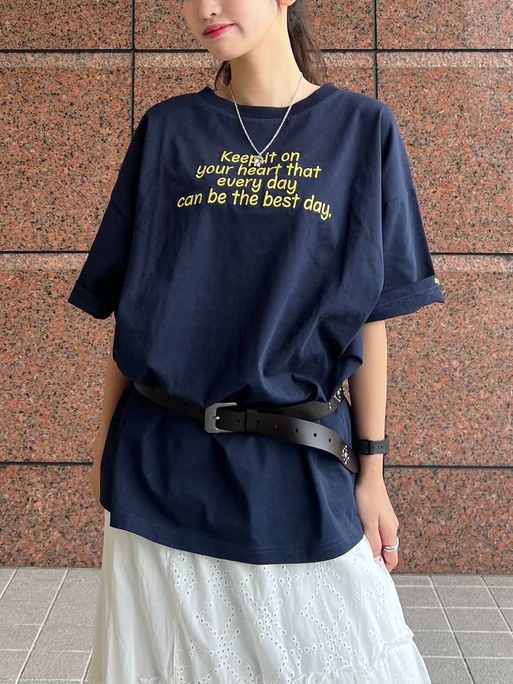 ベージュ系のローファー、ホワイト系のスカート、ブルー系のデニムパンツを着用したレディースの春コーディネートの2枚目の写真