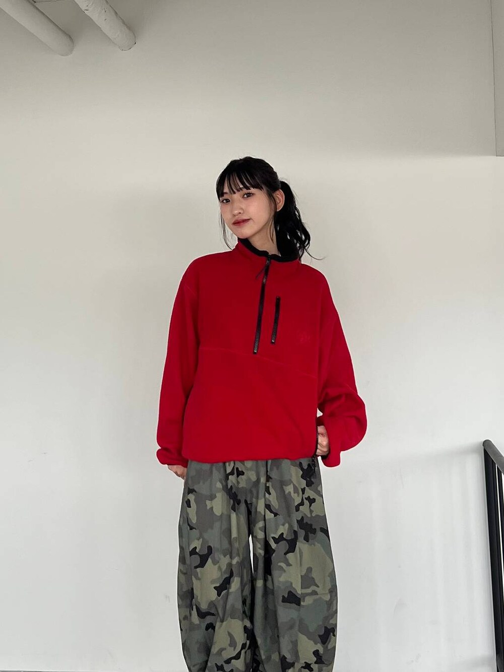 グリーン系のその他パンツ、ブラック系のサンダルを着用したレディースの夏コーディネートの3枚目の写真