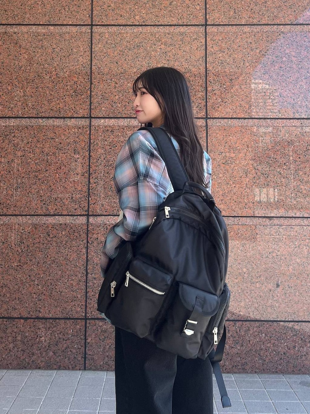 ブルー系のシャツ/ブラウス、ホワイト系のTシャツ/カットソー、ブラック系のスニーカーを着用したレディースの春コーディネートの2枚目の写真