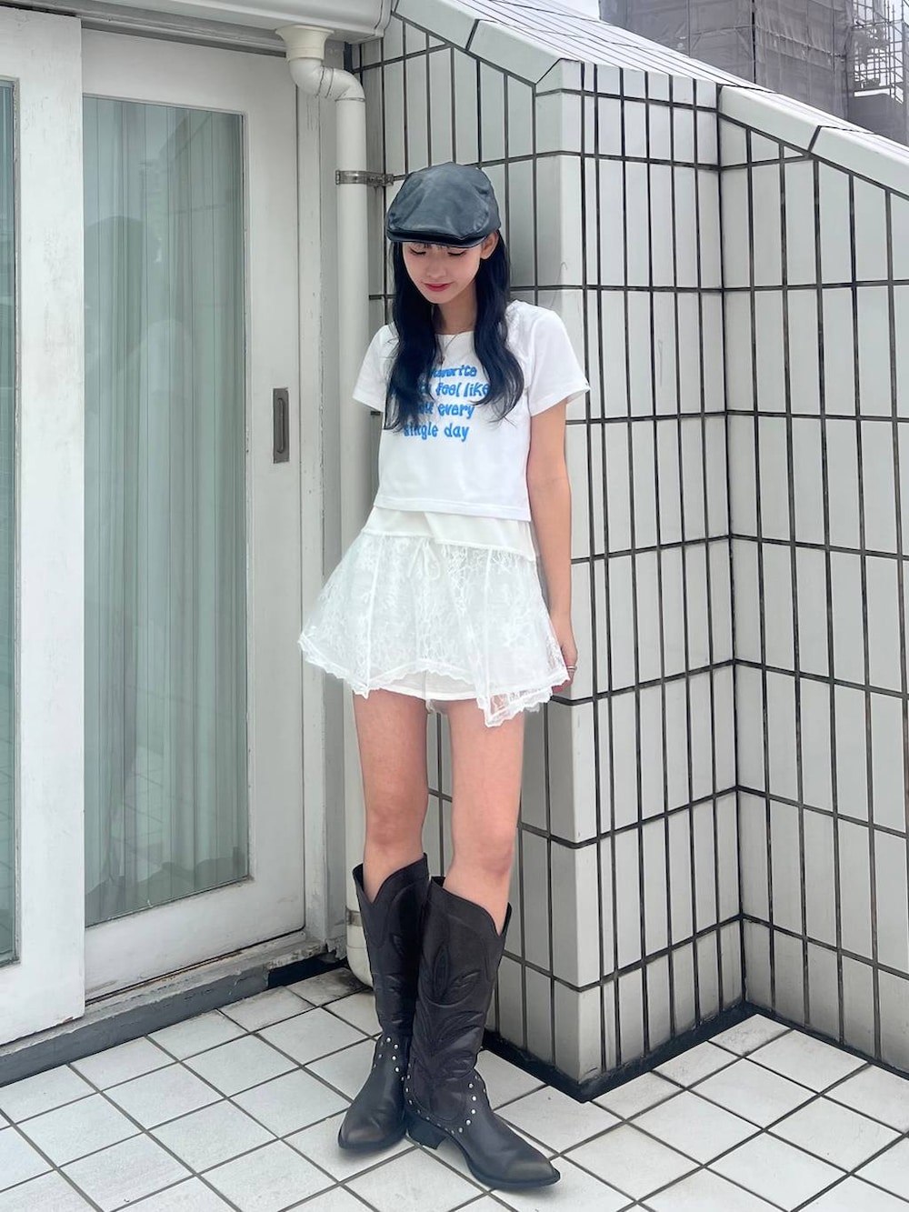 ブラック系のブーツ、ホワイト系のキャミソール、ブラック系のハンチング/ベレー帽を着用したレディースの春コーディネートの5枚目の写真